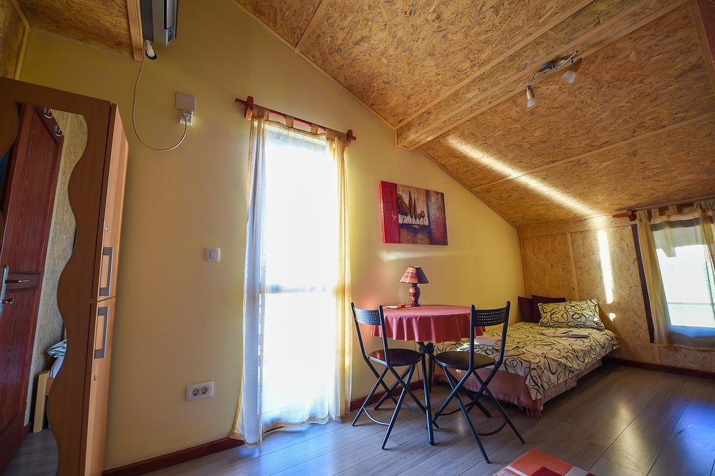 San Art Floating Hostel & Apartments Белград Екстер'єр фото