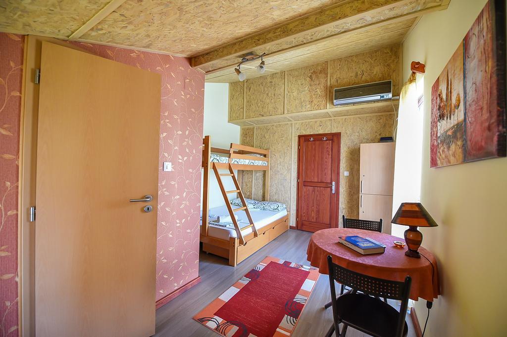San Art Floating Hostel & Apartments Белград Екстер'єр фото