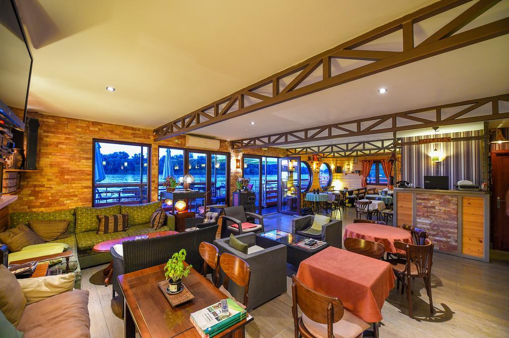 San Art Floating Hostel & Apartments Белград Екстер'єр фото