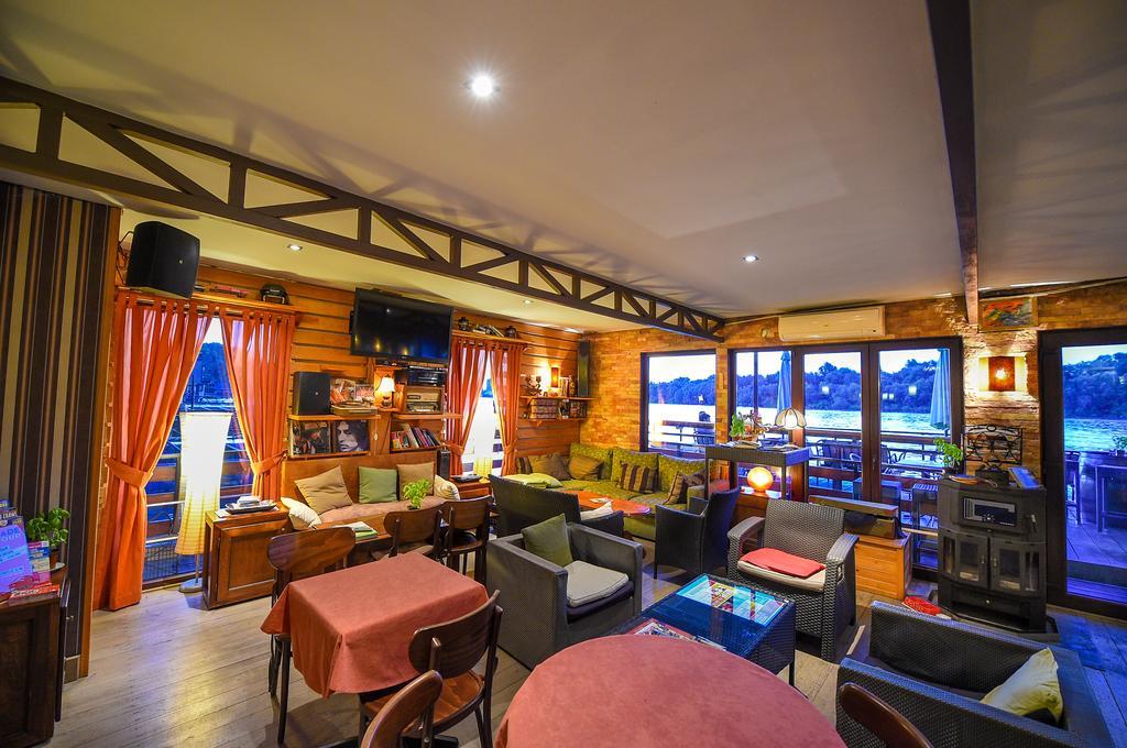 San Art Floating Hostel & Apartments Белград Екстер'єр фото