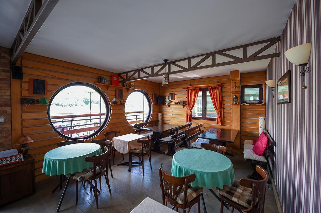 San Art Floating Hostel & Apartments Белград Екстер'єр фото